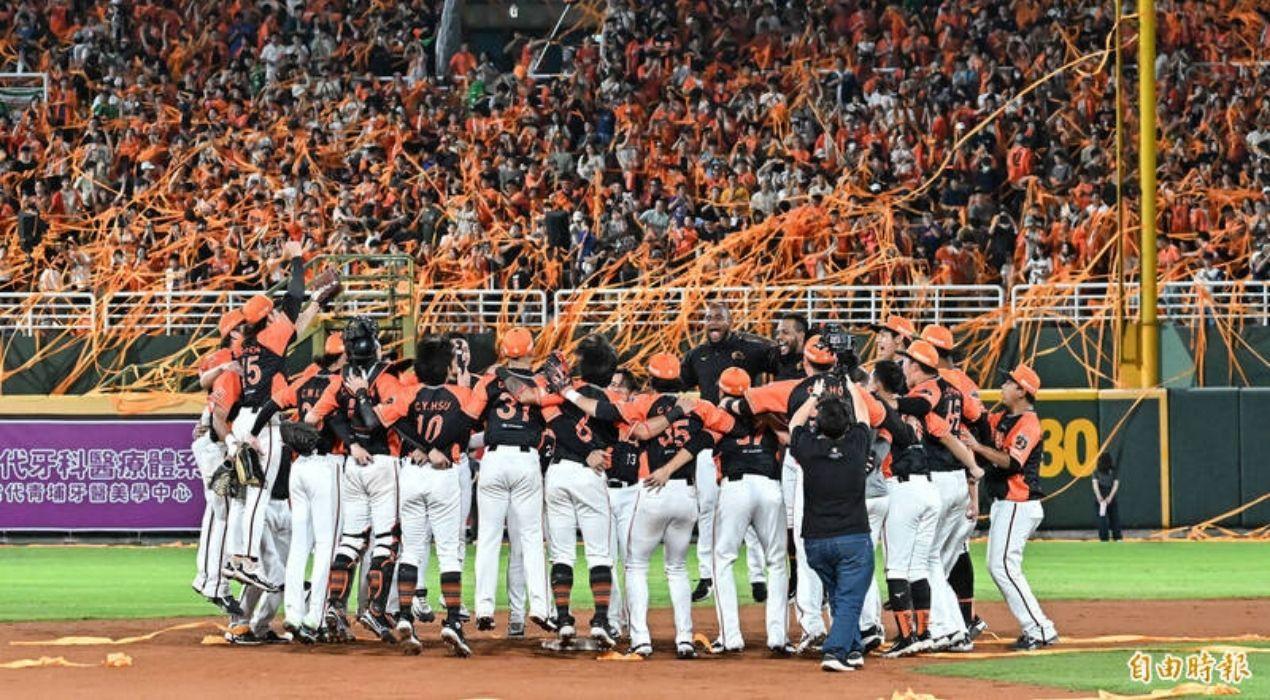 萬通人力與全台球迷共享榮耀時刻｜恭喜統一獅勇奪上半季冠軍